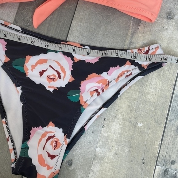 NWT. Two piece bathing suite.  Tropical. Floral. Size small. Excellent condition - Picture 3 of 8